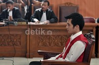 Menyatakan Eza Gionino telah terbukti secara sah melakukan tindakan penganiayaan yang dilakukan secara berulang, ujar hakim Yonisman. Noel/detikHOT.