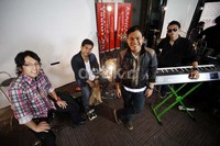 Ya kita nggak pernah malu disebut seperti itu (alay), ujar sang gitaris, Apoy.