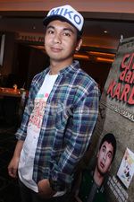 Gaya Raditya Dika Berkemeja Kotak-kotak