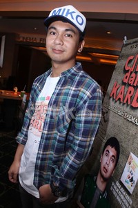 Ia tampil mengenakan kaus, kemeja kotak-kotak, dan topi yang bertuliskan 'MIKO'. Ridho/detikHOT.