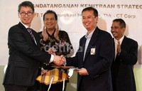 Acara Penandatanganan Kerjasama CT Corp bersama PT Telekomunikasi Indonesia berlangsung, Selasa (4/6/2013) di Gedung Telkom, Jalan Gatot Subroto Jakarta.