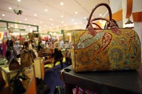 Kerajinan tas buatan tangan yang diolah dari beragam bahan ini dibanderol mulai dari Rp 500.000 hingga Rp 3.600.000.