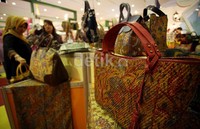 Bahan-bahan yang dipilih untu tas tersebut tentunya yang berkualitas tinggi, seperti perpaduan bahan batik dengan kulit ular.