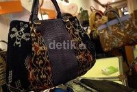 Warna, corak dan motif pun beragam tergantung selera pembeli.
