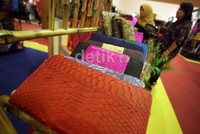 Selain tas, ada juga beragam dompet.