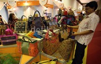 Pengunjung pameran tidak hanya wanita, pria ini juga sibuk melihat beragam tas yang dipamerkan.