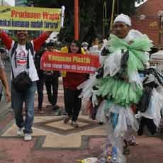 Bagi-bagi Tas Peringati Hari Lingkungan Hidup se Dunia