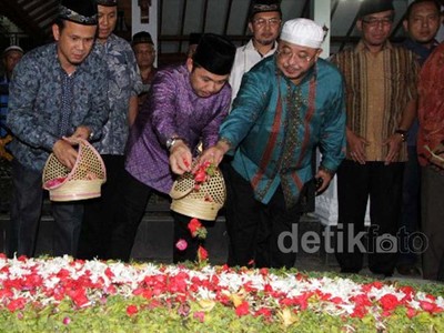 Anis Matta Ziarah ke Makam Gus Dur