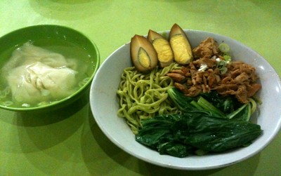 Wuih Sedapnya Mie Hijau dan Ceker Ayam Dari Mie Jomen