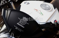 Komposisi antara bentuk tangki yang besar dengan jok kecil juga memberi sensasi tersendiri layaknya menunggangi sebuah motor balap terlebih 3 knalpot yang ada di sisi kanan membuat motor ini tampak menyeramkan.