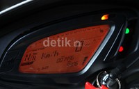 Segala informasi mulai dari kecepatan hingga berbagai mode yang sedang digunakan juga mudah dibaca di dashbord digital yang ada di bagian tengah stang.