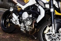 Motor ini berkapasitas 675 cc dengan tiga silinder menderu.