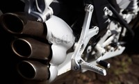 Untuk mengimbangi mesin bertenaga besar, dua disc rem berdiameter 320 mm yang dikawinkan dengan kaliper Brembo 4 piston diaplikasi di kaki depan dengan satu disc berukuran 220 mm berkaliper Brembo 2 piston hadir untuk menghentikan laju kendaraan. Roda motor ini berukuran 120/70 - ZR 17 M/C di depan dan 180/55 - ZR 17 M/C di belakang.