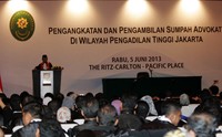 Para advokat di Wilayah Pengadilan Tinggi Jakarta diangkat dan disumpah di The Ritz Carlton Pacific Place, Jakarta. (Dok Peradi).