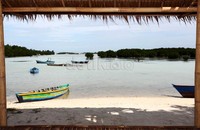 Hamparan pasir putih dan jernihnya air laut akan memanjakan para wisatawan yang berkunjung ke pantai tersebut.