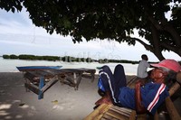 Para pengunjung bisa berkeliling pantai dengan perahu yang disewakan oleh warga sekitar.