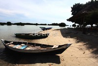 Perahu-perahu sewaan sedang bersandar. Dengan menyewa perahu tersebut, para pengunjung bisa berkeliling melewati hutan bakau dan air laut yang jernih.