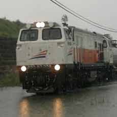 Diguyur Hujan Sejak Semalam, Rel KA di Porong Banjir 40 Cm