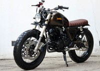 Farid Hadi memodifikasi motor Yamaha Scorpio miliknya di bengkel modifikasi Studio Motor Custom Bike di kawasan Jakarta Selatan. (Dok Pribadi).