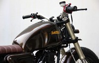 Agar terlihat tangguh, shock depan diganti dengan model Upside Down, peleknya pakai merek TK Japan 18X3.00 inci. Sementara itu pembuatan lengan ayun juga secara kustom dengan penggunakan pipa seamless berukuran 1,25 inci. (Dok Pribadi).