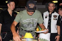 Ketua Umum HDCI Nanan Sukarna memotong tumpeng saat merayakan HUT ke-50 HDCI.