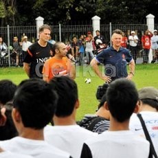 Antusiasnya Van Gaal Melatih Anak-anak
