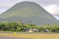 Bukit di sisi landasan Bukit di sisi landasan