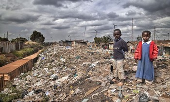     Kibera merupakan daerah kumuh terbesar di Afrika dengan lebih dari satu juta orang penduduk. Terlihat banyaknya tumpukan sampah di berbagai sudut jalan. (kredit foto: Cynthia MacDonald/National Geographic)