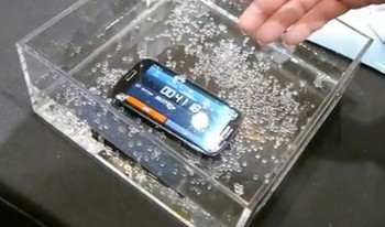 Kamera yang ada di S4 Active ini juga bisa untuk mengambil gambar dan merekam video di bawah air selama 30 menit dengan setting Aqua Mode berkat kualifikasi IP67 yang membuatnya tahan air dan debu. Headphone socket-nya juga sudah dilindungi fitur anti air.