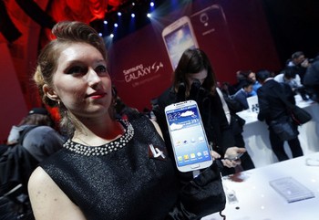 Ponsel ini akan dirilis terlebih dulu di Eropa dan AS pada musim panas pertengahan tahun ini. Setelah itu, seperti peluncuran Galaxy S4, negara lain seperti Indonesia biasanya menyusul setelahnya.