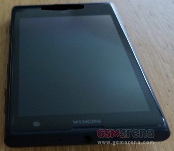 Ponsel ini sekilas mirip dengan Nokia Lumia pada umumnya. Desain lekukan di tiap sudutnya tak jauh berbeda.