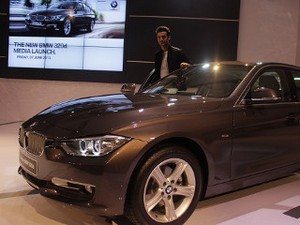 Pria Terlihat Ganteng Ketika Pakai Mobil Mewah