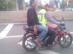 Pak Polisi Bergaya di Jalan Tol