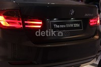 Pada bagian eksterior, BMW modern Line menghadirkan fitur berupa BMW kidney grille dengan 11 bilah alumunium satinated, peleg Starspoke alloy 17 inci, lis kaca dan knalpot dengan alumunium satinated, bumper depan dan sisipan bumper belakang juga dari bahan alumunium satinated.