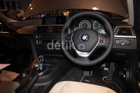 Bagian interior dilapisi kulit Dakota Oyster dan kulit Dakota Black, dengan Fineline Pure trim kayu dengan alas lantai Oyster Piping bertulikan BMW.