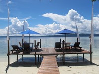 Pantai pasir putih juga ada di Pulau Mansuar. Di sini ada penginapan Raja Ampat Dive Lodge, yang terletak persis di depan pantai. Bersantai di bangku ini dengan pasir putih di bawahnya, bikin lupa waktu (Afif/detikTravel)