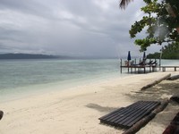 Meski tak menginap, Anda bisa bermain-main di pantai sekitar Pulau Mansuar. Pasir pantainya pun sangat halus dan tak ada sampah secuil pun (Afif/detikTravel)