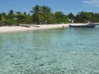 Perahu-perahu milik masyarakat Pulau Arborek bersandar di pantai berpasir putih. Perahu tersebut tidak akan menganggu pandangan Anda, sebab pantainya luas dan panjang (Afif/detikTravel)