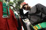 Jelang HUT DKI, Pedagang Baju Pangsi Panen Rezeki