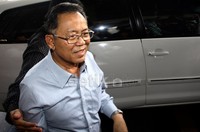 Dada yang datang sekitar pukul 09.00 WIB keluar dari kantor KPK pukul 11.30 WIB. Orang nomor satu di Pemkot Bandung ini menyatakan selalu siap membantu KPK. Lamhot Aritonang/detikFoto.