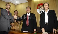 Ketua KPK Abraham Samad diampingi Wakil Pmpinan KPK, Zulkarnaen menerima Ketua DKPP Jimly Asshiddiqie. Lamhot Aritonang/detikFoto.