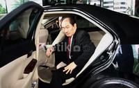 Jimly datang bersama dua orang stafnya, dengan mobil Toyota Camry hitam dengan nomor polisi B 1723 RFS. Lamhot Aritonang/detikFoto.