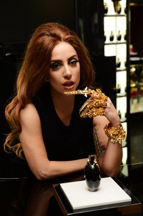  Para Selebriti yang Punya Keyakinan Aneh