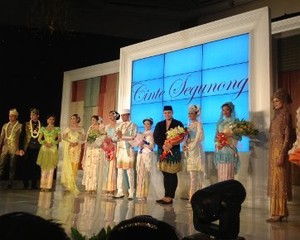 Cantiknya Kebaya Melayu Warna Pelangi dari Ivan Gunawan