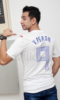 Raffi pamer jersey Van Persie yang sudah ditandatangani. Gus Mun/detikHOT.