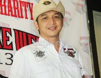 Pasha bergaya ala cowboy.