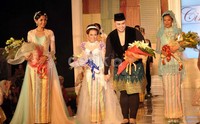 Menurut sang desainer dan sahabatnya, Ivan Gunawan, Ayu cukup apik menjadi model meski bertubuh kecil. Noel/detikHOT.