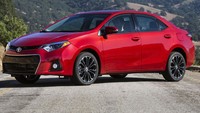 Berbeda dengan Toyota Vios yang menggunakan desain trapezoid pada grille, Toyota Corolla menggunakan desain tersebut pada bumper. Bentuk head lamp lebih sporty dengan desain menyipit. (dok Toyota)