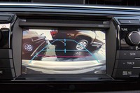 Di bagian interiornya, Toyota menyematkan berbagai fitur keselamatan seperti 8 airbag. Selain itu fitur entertainment-nya menggunakan bluetooth , power moonroof, layar sentuh, smart key atau push-button start/stop, kursi listrik. (dok Toyota)