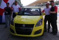 Manajemen Suzuki Malaysia dan Indonesia berpose dengan Swift Sport. Suzuki mengatakan bahwa All New Swift yang diluncurkan saat ini berbeda dengan All New Swift 1400 cc yang telah diluncurkan Januari 2013 lalu.